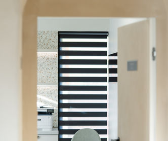 Cabinet medical ORL modern, cu echipamente medicale de ultimă generație, inclusiv otoscop și dispozitive pentru examinarea urechilor, nasului și gâtului.