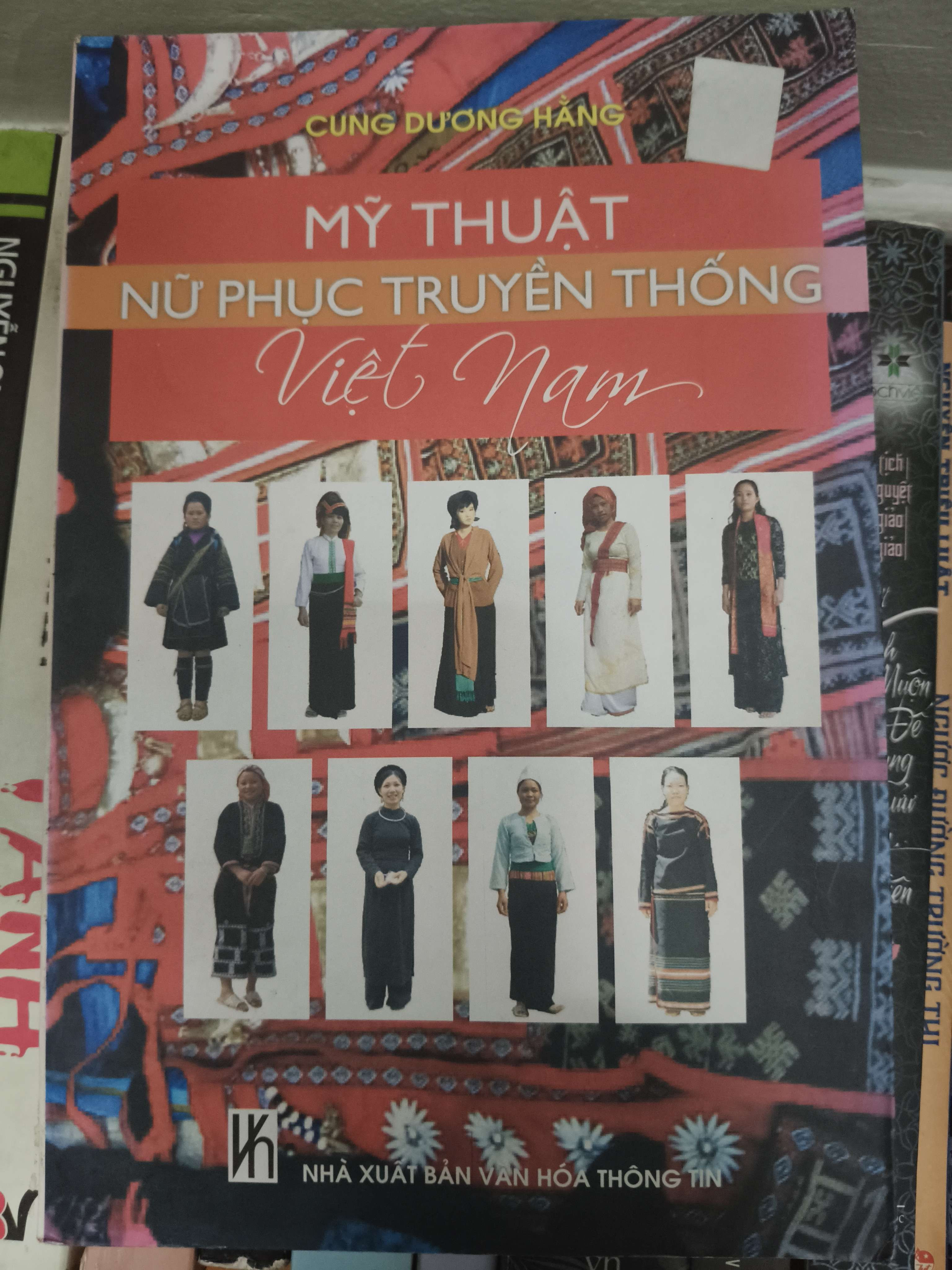 Mỹ thuật nữ phục truyền thống Việt Nam