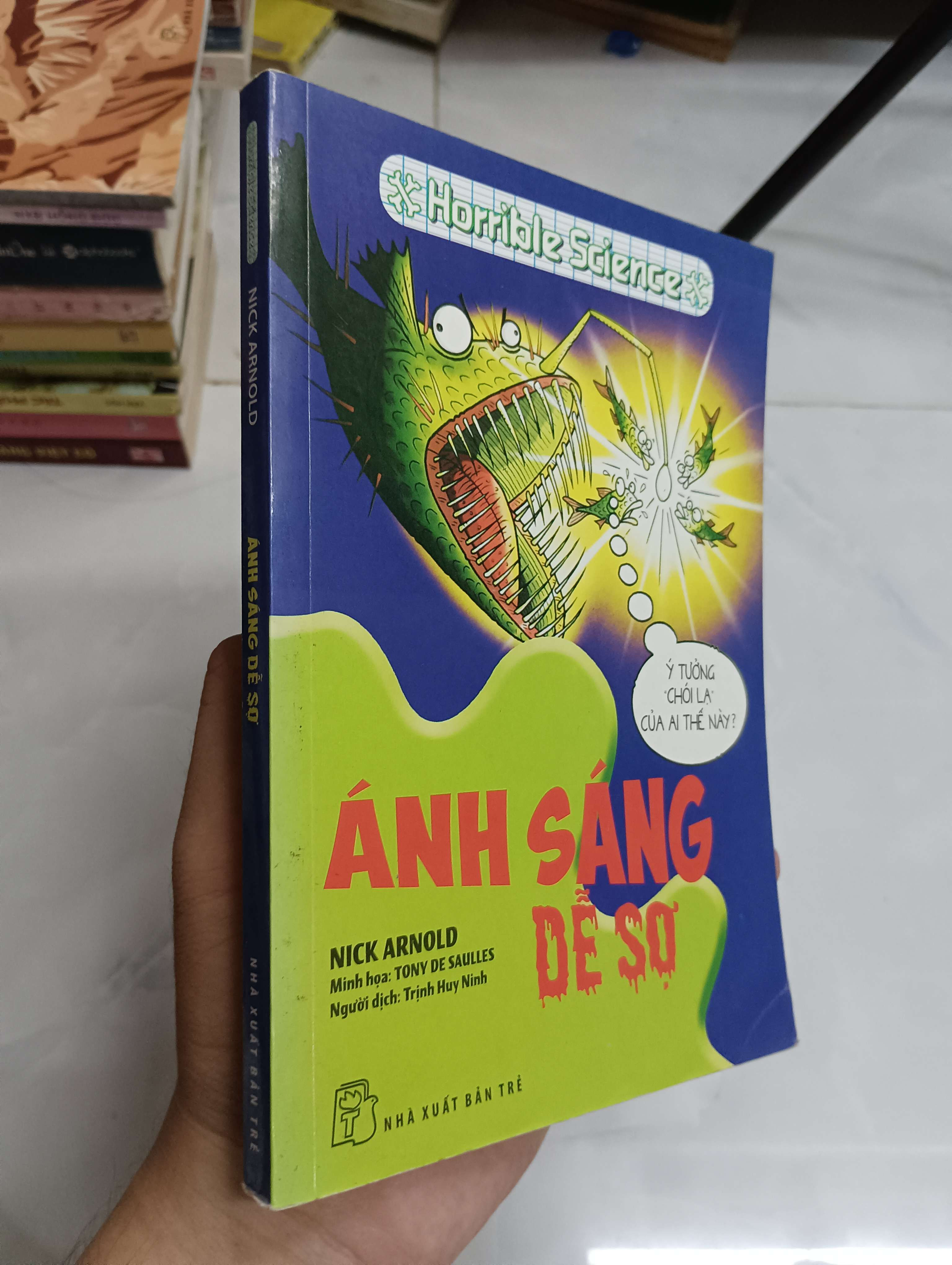 Ánh Sáng Dễ Sợ - Nick Arnold
