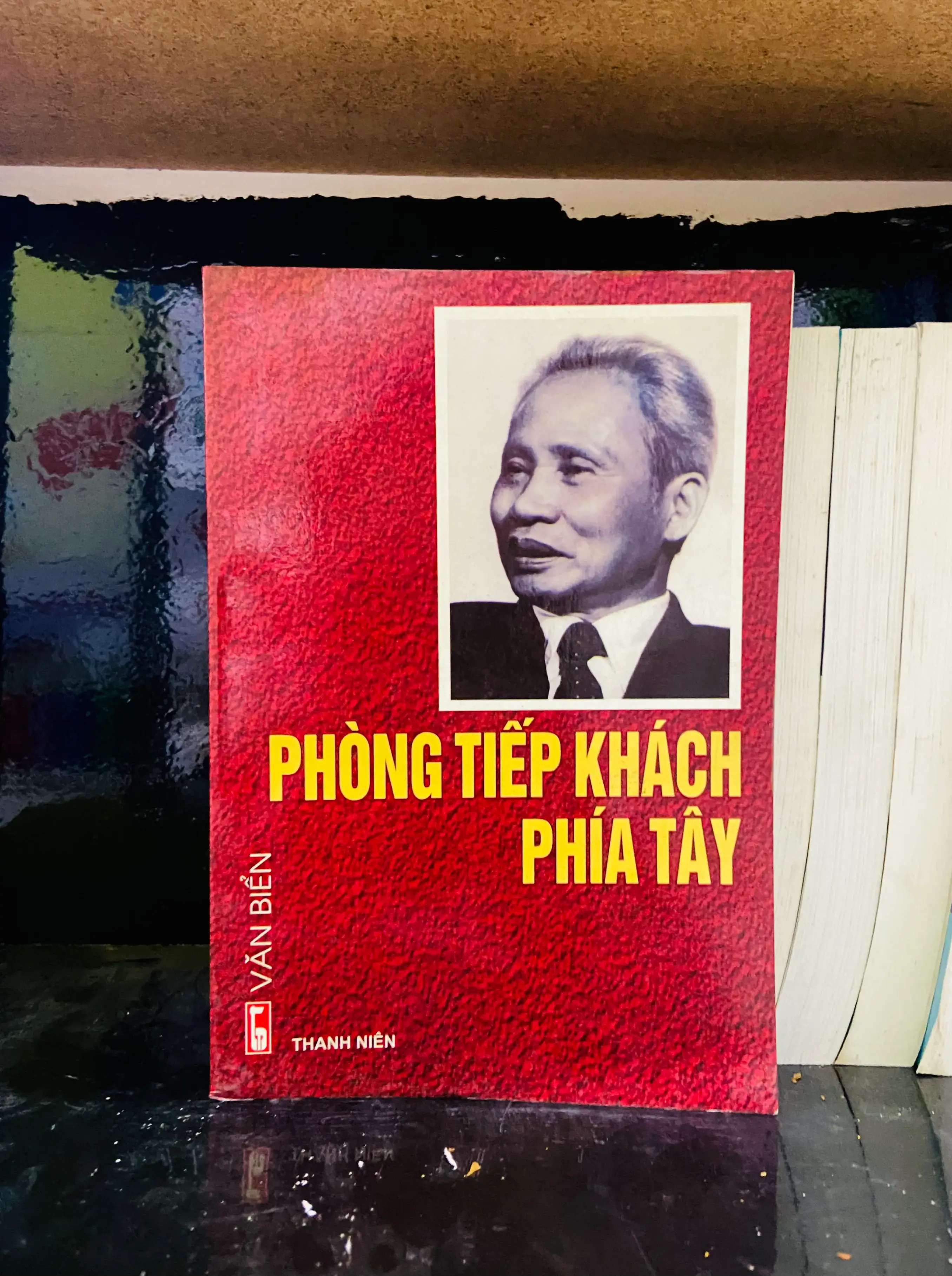 Phòng tiếp khách phía Tây - Văn Biển