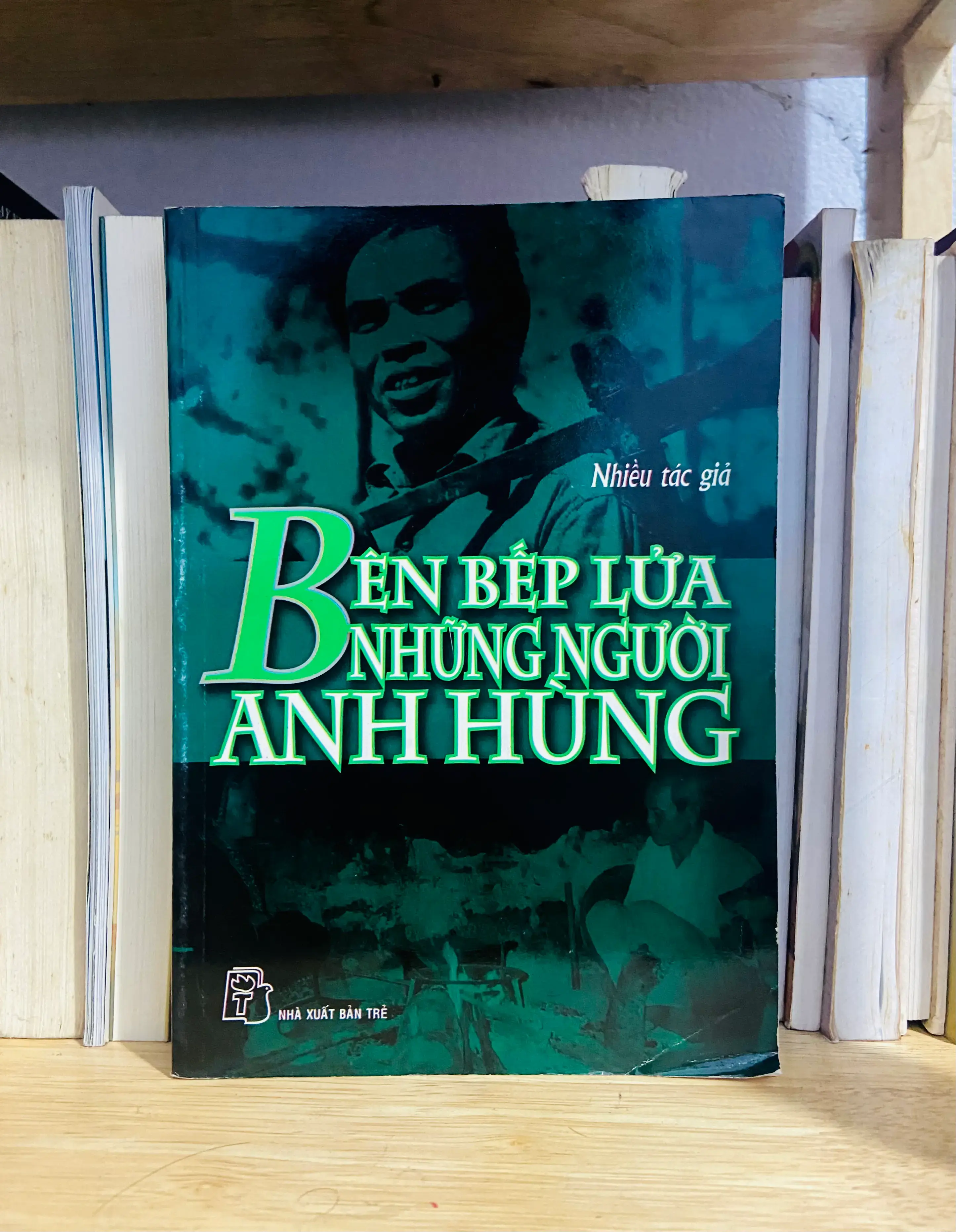 Bên bếp lửa những người Anh Hùng - Nhiều tác giả
