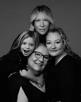 photo de famille intergénérationnelle entre une mamie ses deux filles et sa petite fille