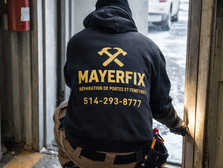 homme qui inspecte une porte commercial en hiver