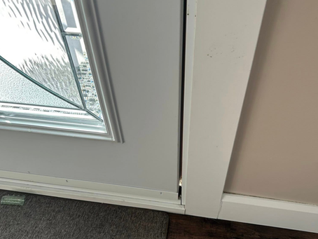 Porte d'entrée laissant de l'air rentrer par les coupes-froids