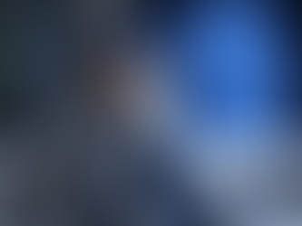 Isolation de la porte d'entrée - aire froid qui entre et un homme a froid