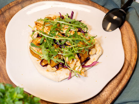 Naanbrood met kaviaar van aubergine, gegrilde kip, gepekelde rodekool en cashewnootjes