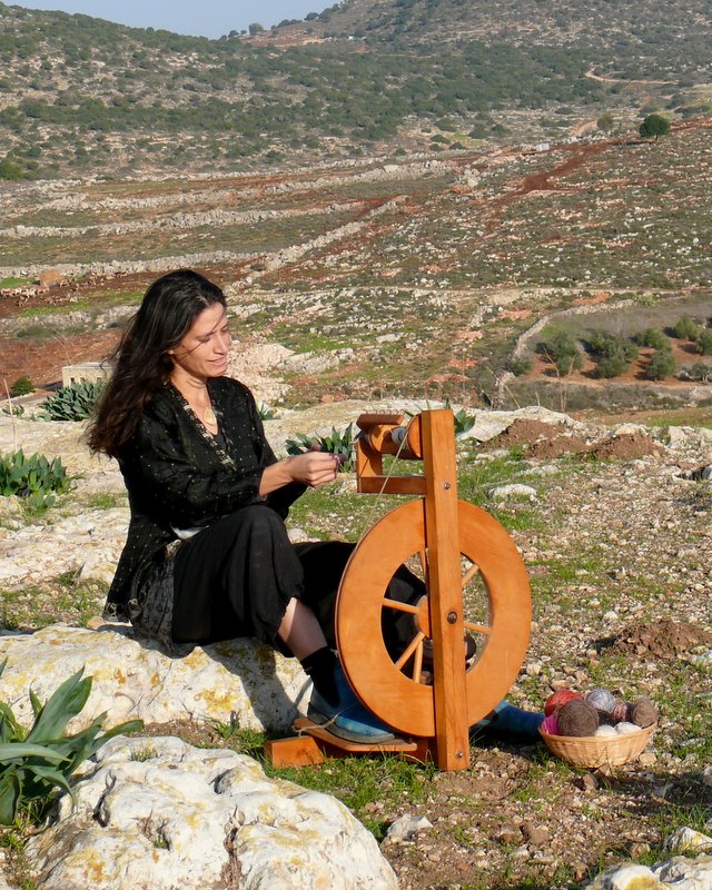 גונית פורת- טווית צמר על גלגל טוויה
