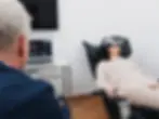 Eine Patientin mit Virtual Reality Brille liegt in einem Behandlungsstuhl