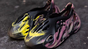 Novas imagens do adidas Yeezy Foam Runner “MX Carbon”