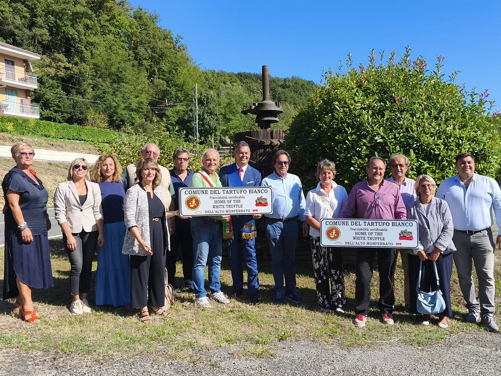 Posa cartelli stradali Associazione dei Comuni del Tartufo Bianco Pregiato dell'Alto Monferrato