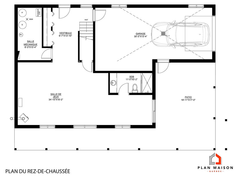 Plan du rez-de-chaussée d'une maison contemporaine à toit monopente avec garage intégré et grande salle multifonctionnelle.