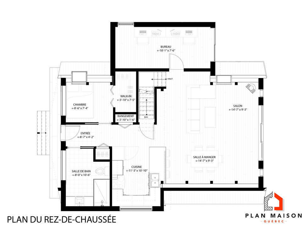 Plan du rez-de-chaussée d'un chalet A-frame comprenant une aire ouverte, une chambre, un bureau et une cuisine avec îlot.
