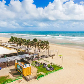 Vue aérienne de la Praia do Futuro à Fortaleza montrant les célèbres barracas de plage et l'océan Atlantique.