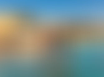 Famille de trois personnes marchant main dans la main dans l'eau turquoise d'une plage du Ceará au Brésil, avec des dunes de sable et un 4x4 blanc garé en arrière-plan.