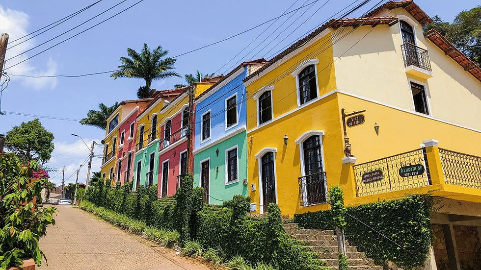 Une promenade pittoresque dans le centre-ville de Guaramiranga, où de charmantes façades colorées apportent une touche coloniale et joyeuse au cœur de la montagne.