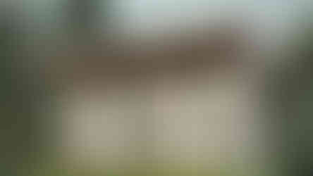 maison moderne minimaliste avec toiture inclinée et grandes fenêtres arrière