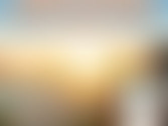 Voyageur assis face à un coucher de soleil sur une plage du Brésil avec kitesurfeurs. Une main tient un smartphone au premier plan affichant l'application Chapka 'Assurance Voyage Activée'. Le texte en surimpression indique : 'BRÉSIL : L'AVENTURE SEREINE, C'EST POSSIBLE ! Partez couvert avec l'assurance voyage Chapka'.