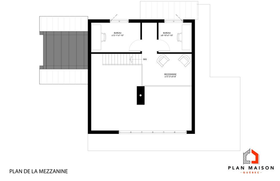 Plan de mezzanine dans un chalet moderne avec deux bureaux et espace de détente.