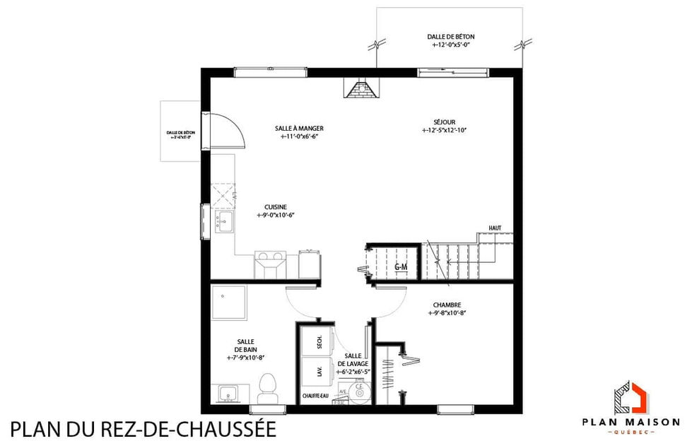 Plan du rez-de-chaussée d’un chalet compact avec mezzanine incluant cuisine, salle de bain, chambre et aire ouverte