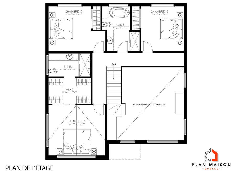 Étage d’une maison scandinave avec trois chambres et espace ouvert