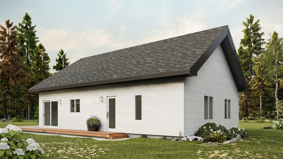 Façade arrière vitrée d’un chalet contemporain entouré d’arbres.