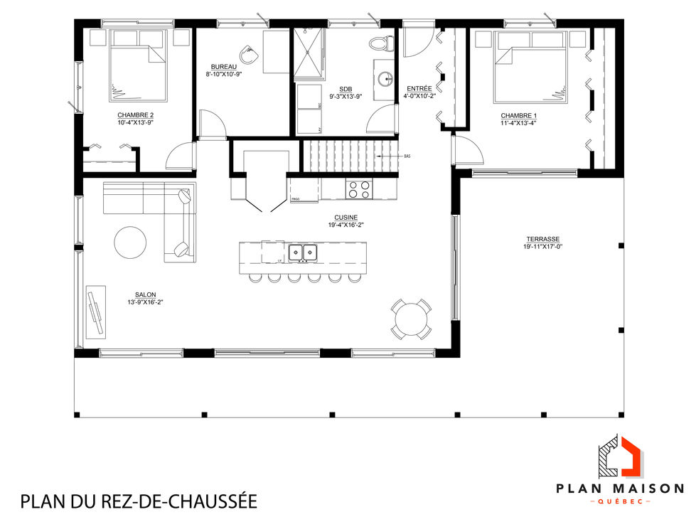 Plan de maison contemporaine avec cuisine à îlot, deux chambres, bureau, aire ouverte et grande terrasse couverte.