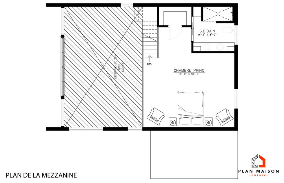 Mezzanine ouverte dans une maison style grange moderne avec chambre principale.