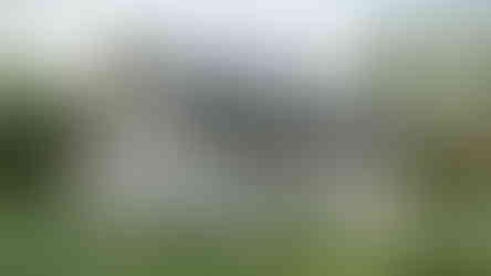 garage résidentiel compact avec espace utilitaire porte secondaire arrière