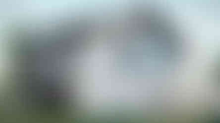 maison moderne vue arrière avec grandes fenêtres et architecture contemporaine