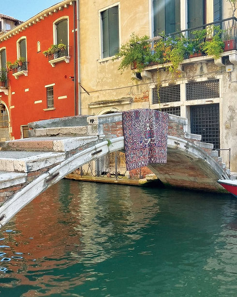 CANAL TAPPETOJaipur-Venezia Traditionally, carpets were hung from the windows of palazzos
