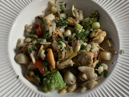 Riesling / Salade froide de fruits de mer et légumes au chou romanesco et herbes fraîches.
