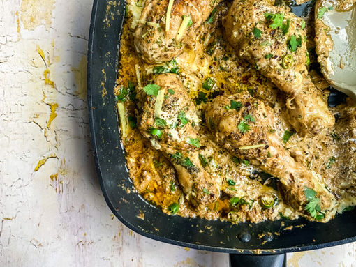 Chicken drumsticks in a curry 