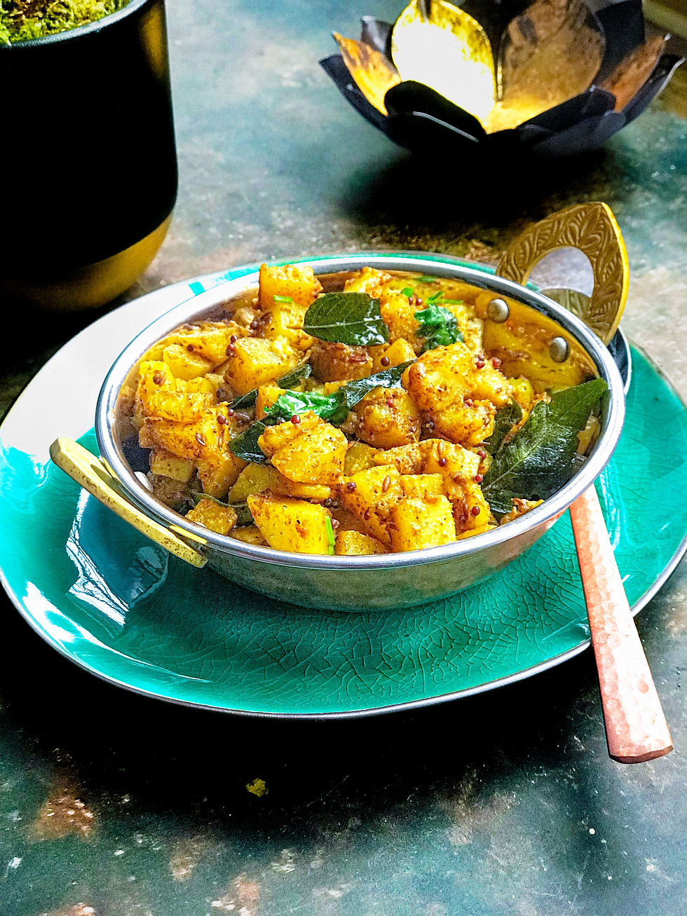 South Indian potato fry, dry potato curry, Aloo curry, Indian potato side dish, vegan Indian recipe, easy Indian dinner, cumin potatoes, curry leaf potatoes, spiced potatoes, amchur potatoes, vegetarian curry recipes, South Indian food.