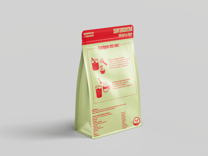 Dos d’un sachet de thé Supra Matcha vert pâle, avec des pictogrammes rouges illustrant les étapes de préparation du matcha (doser, mélanger, ajouter de l’eau chaude, personnaliser). Texte explicatif en français et tableau nutritionnel en bas. Mention « fabriqué au Japon » et logo vegan.