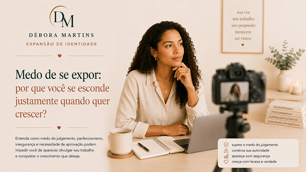 Mulher profissional diante da câmera refletindo sobre o medo de se expor, julgamento, insegurança e a dificuldade de aparecer para divulgar seu trabalho e crescer.