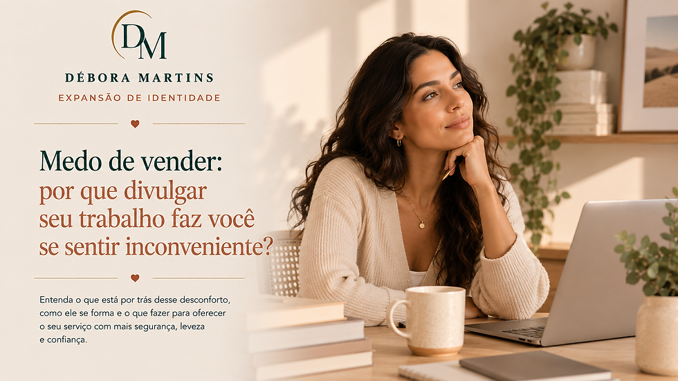 Mulher profissional divulgando seu serviço enquanto enfrenta medo de vender, vergonha de cobrar, rejeição e dificuldade de transformar visibilidade em clientes.