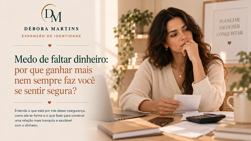 Mulher analisando sua situação financeira mesmo tendo dinheiro disponível, representando medo de faltar dinheiro, insegurança, escassez e dificuldade de usufruir.