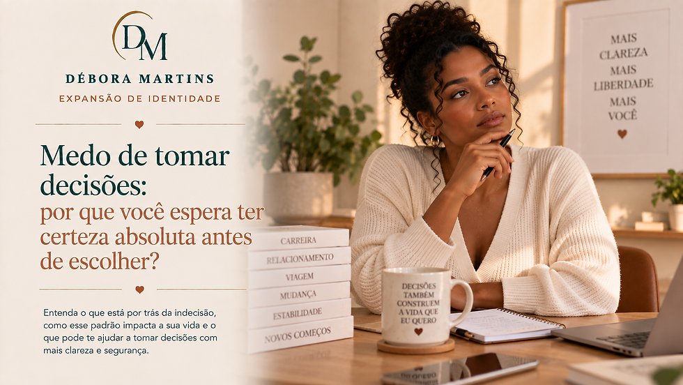 Mulher diante de diferentes possibilidades refletindo sobre medo de tomar decisões, insegurança, perfeccionismo e dificuldade de escolher sem ter certeza absoluta.