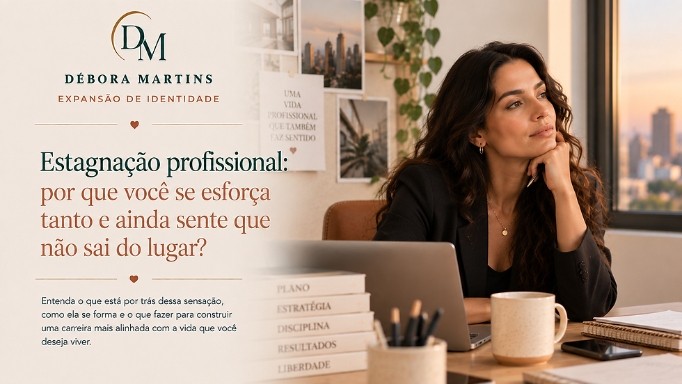 Mulher profissional refletindo sobre sua carreira após uma semana de muito trabalho, representando estagnação profissional, esforço, insegurança e desejo de crescer.