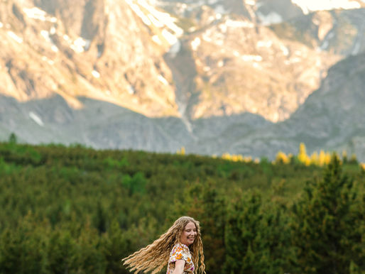 Golden Hour & Wildflowers: A Dreamy Spring Senior Session in the Mountains 🌸⛰️✨