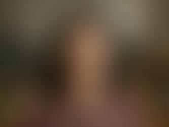 femme qui fait comme si tout va bien alors que non