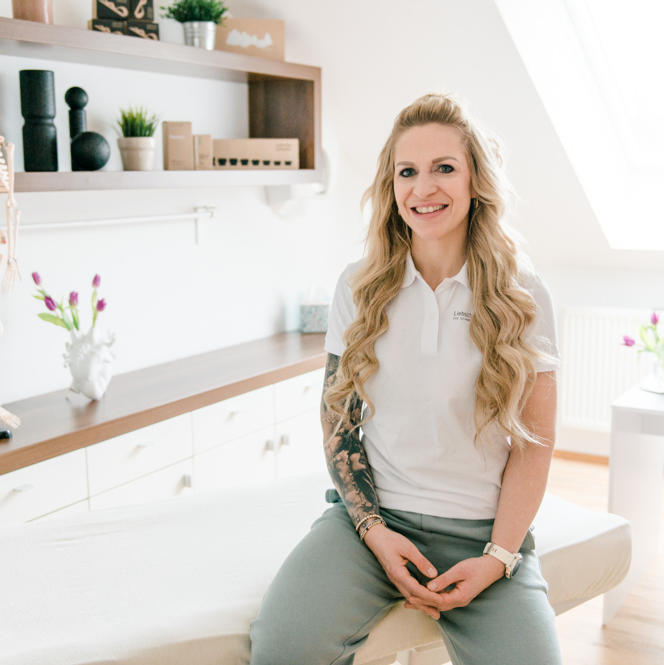 Carina Obermeier ist Heilpraktikerin mit einer Praxis für alternative und ästhetische Medizin in Abensberg - in ihrer Praxis abgebildet