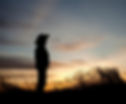 Homem contemplando o pôr-do-sol