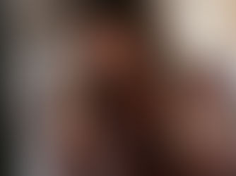 Mujer con dolor de cabeza sujetándose la cabeza por el dolor