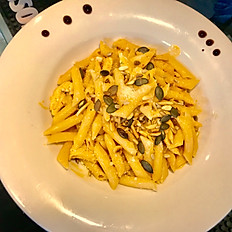 Penne au poulet, lait de coco & curry rouge