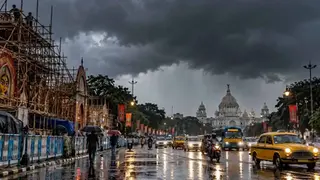 পুজোর আগে কলকাতায় ঘন কালো মেঘ ও বৃষ্টি, ভেজা রাস্তায় যানবাহন এবং দুর্গাপুজোর প্যান্ডেল তৈরির প্রস্তুতি