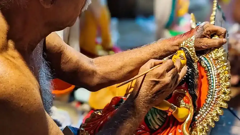 PM Vishwakarma Yojana 2026 -ভারতে ঐতিহ্যবাহী কারিগর হাতে প্রতিমা তৈরি করছেন