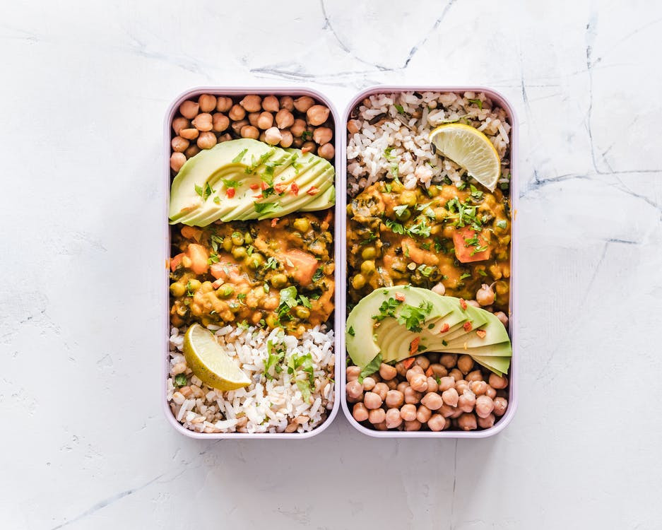 Fotografia De Postura Plana De Duas Bandejas De Alimentos
