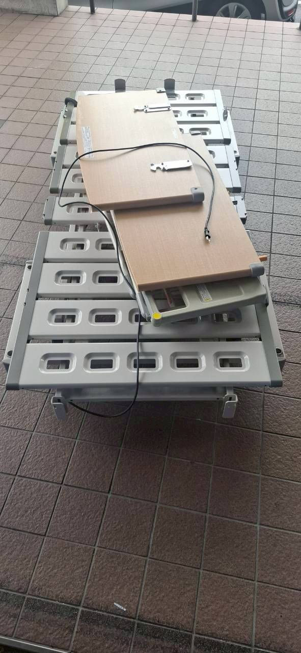 【岡山県高梁市】閉業に伴うクリニックの電動ベッド11台を一括スピード回収!買取と処分相殺でコストゼロ撤去を実現した事例
