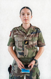 Une femme en uniforme de combat du 31e RG